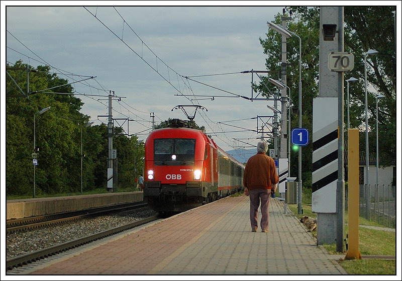 Sieht man auch nicht jeden Tag, das bei einer Lok der Reihe 1X16 sowohl das Aufblendlicht, als auch das Abblendlicht brennt. OEC 156  Zagreb  von Zagreb Glavni Kolod. nach Wien am 30.6.2007 bei der Durchfahrt in Gumpoldskirchen.