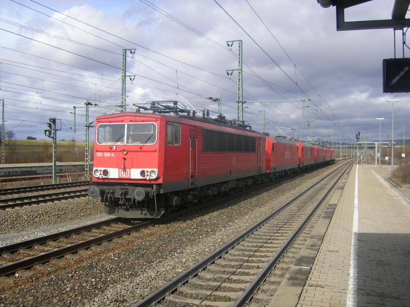 Sieht man nicht oft: Lokzug bestehend aus 189-089, 189-108, drei 152ern und 155-108 durchfhrt Vaihingen(Enz). 25.3.06