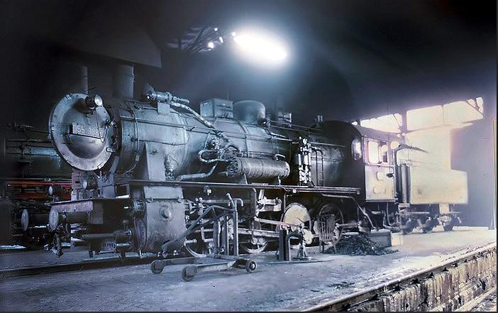 Sieht man nicht so hfig! Eine historische Aufnahme aus der Lokwerkstatt des Bw Neuss 1967. Im Vordergrund, eine Rangierlok 055988, verdeckt, eine Lok der BR 50.