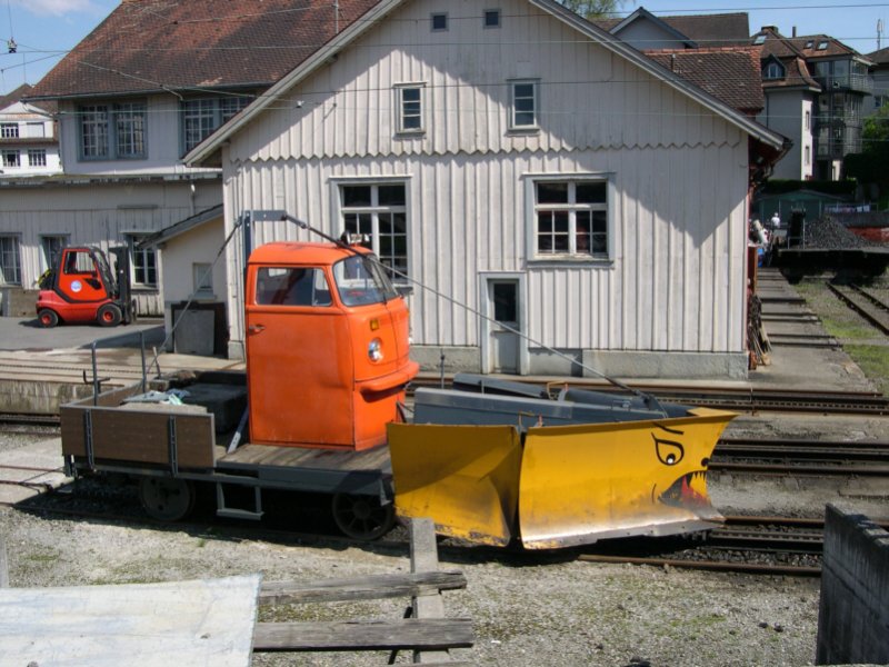 Sieht schwer nach Marke  Eigenbau  aus, dieser Schneepflug der Rigi-Bahnen am 03.05.2006 in Arth Goldau. Als Fhrerhaus dient ein Fahrerhaus eines alten VW-Busses.