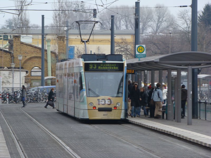 Siemens Combino 407 mit  100 Jahre Elektrische Straenbahn in Potsdam . Aufgenommen am 27.12.2007