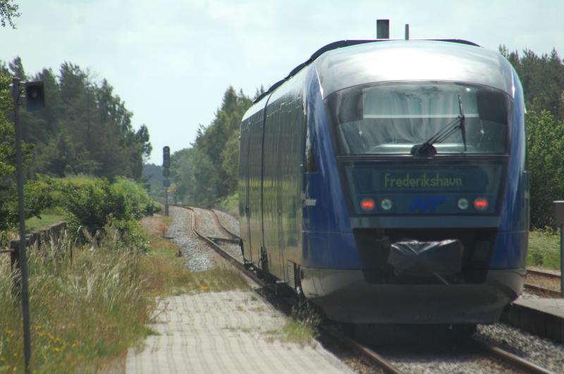 Siemens-Desiro Triebwagen  Anna Ancher  der Nordjske Jernbaner -Ausfahrend im Bahnhof Albek in Richtung Frederikshavn. Die NJ betreibt im Norden Jtlands auf den Strecken Frederikshavn-Skagen (40 Km, ehemals Skagenbaner), und Hjrring-Hirtshals (17 Km, ehemals Hirtshalsbaner)bei einem Fahrgastaufkommen von ca.  1 Mio Passagieren,sieben dieser nach Knstlern der Region benannten Triebwagen.