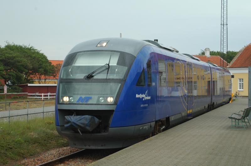 Siemens-Desiro Triebwagen  Anna Ancher  der Nordjske Jernbaner -Abfahrbereit im Bahnhof Skagen in Richtung Frederikshavn.
Die NJ betreibt im Norden Jtlands auf den Strecken Frederikshavn-Skagen (40 Km, ehemals Skagenbaner), und Hjrring-Hirtshals (17 Km, ehemals Hirtshalsbaner)bei einem Fahrgastaufkommen von ca.  1 Mio Passagieren,sieben dieser nach Knstlern der Region benannten Triebwagen.