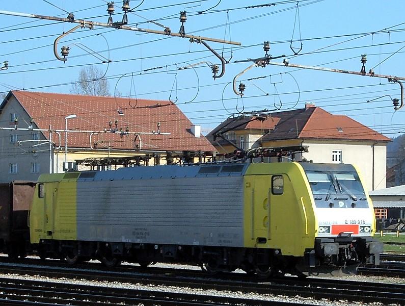 Siemens Dispolok 189 916 fhrt am 07.04.2006 mit Gterzug durch den Hauptbahnhof Ljubljana.
