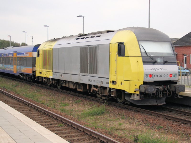 Siemens Dispolok ER 20-010 schiebt einen Zug der Nord-Ostsee-Bahn von Westerland/Sylt in Richtung Hamburg-Altona und ist gerade nach der Fahrt �ber den Hindenburgdamm in Klanxb�ll eingetroffen.