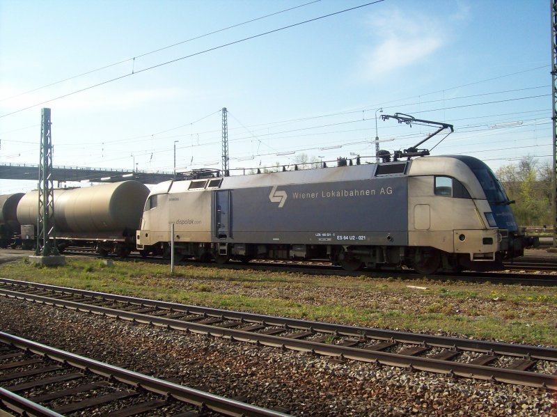 Siemens Dispolok ES 64 U2-021 der Wiener Lokalbahnen AG bei einem kurzen Aufenthalt im Bahnhof Rosenheim. Aufgenommen am 13.04.07.