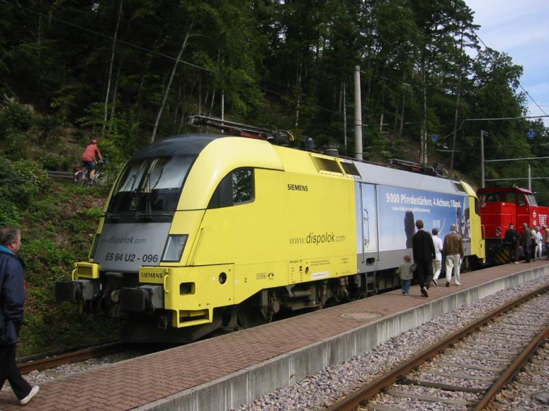 Siemens Dispolok ES 64 U2-096 (Typ Taurus) am 22.08.2004 beim Bahnhofsfest in Bad Herrenalb bei Karlsruhe.