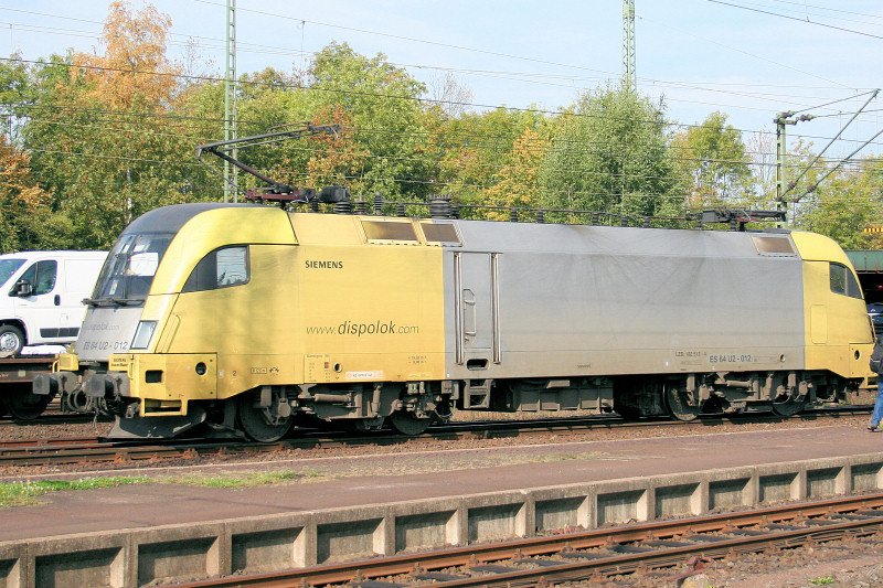 Siemens Dispolok ES64 U2 012 durchfhrt mit einem Gterzug den Bahnhof Bebra.