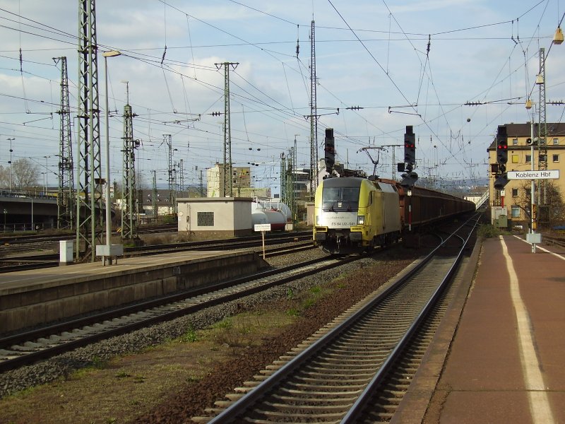Siemens Dispolok ES64 U2-041 mit einem langen Gterzug in Koblenz.(April 2006)