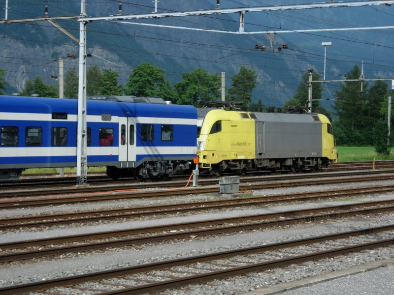 Siemens Dispolok Taurus steht mit einem Israelischen Testzug im Knotenbahnhof Sargans. Am 01.07.08