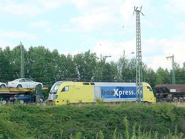 Siemens LokPool-Taurus  BoxExpress  bei der Einfahrt in den Gterbahnhof Bebra.