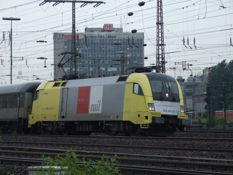 Siemens  Miet-Taurus  der Abellio Rail bei der Ausfahrt Essen HBF in Richtung Hagen am 05.07.07. Leider istdie eigenartige Kombination aus neuer Lok und Uraltwagen schon wieder Geschichte, da FLIRT Triebwagen diese Leistung bernommen haben.