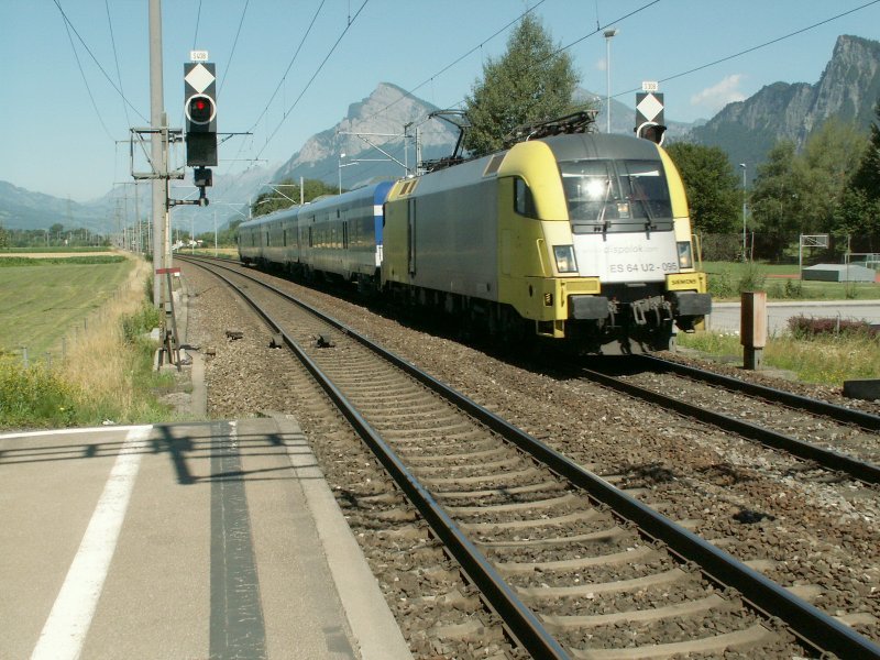 Siemens Testzug mit Dispo Lok ES 64 U2-095 und neuen Schnellzugwagen fr die Israel Railways(IR)am 10.07.08 bei Maienfeld.