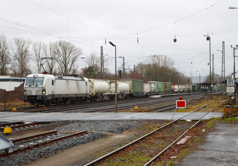 Siemens Vectron 193 444-7 mit Kesselwagen in Kahl am Main am 12.02