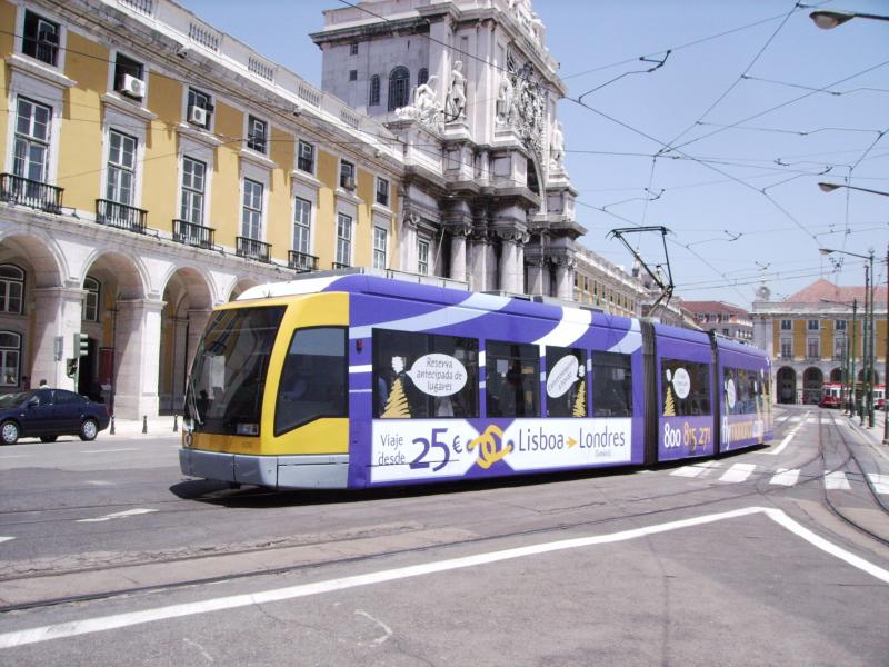 Siemenstram 505 auf der praca de commerco in Lissabon auf die Linie lijn 15  Praca de Figueras * alges am 25 05 2005