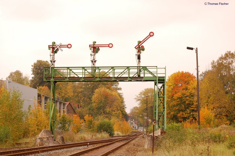 Sig-brcke Bhf Hildburghausen mit Ausfahrt HP1 Richtung Themar
( Laut Eisenbahnmagazin Nr 10 ist dieses Exemplar vom Abriss bedroht) 03.10.2007
