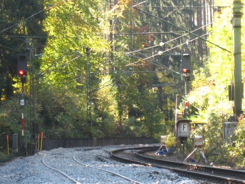 Signal 162 und 62 an der Schwarzwaldbahn 16.10.07 Das linke Gleis ist wie zusehen ist im Moment nicht befahrbar.Hinter der Kurver leigt der Sommerbergtunnel
