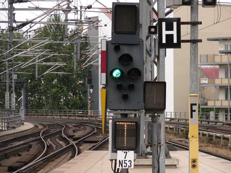 Signal 7 N53 als Asig KS-Signal im Bahnhof Berlin Friedrichstrae Richtung Berlin Hauptbahnhof (Gleis 3). Aufgenommen im August 07'.