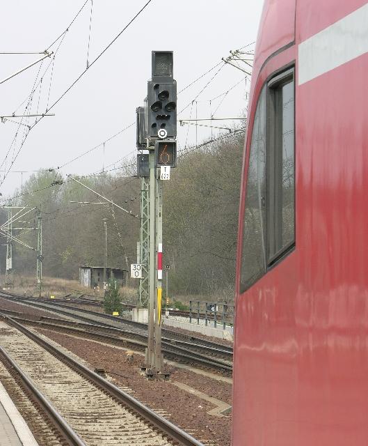 Signal erloschen? Nein, natrlich nicht. Das grne Blinklicht wurde erwischt, also es gerade mal wieder aus war. Der RE nach Brandenburg am 11.4.2005 in Potsdam Park Sanssouci. Vermutlich wegen einer Strung fuhren an diesem Vormittag alle Zge auf den Gleisen der Gegenrichtung. 