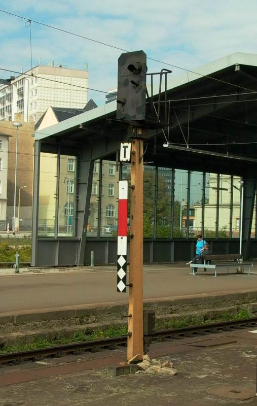 Signal T in Halle (Saale). Es handelt sich um ein fahrtbildloses Zwischensignal mit der betrieblichen Funktion eines Zugdeckungssignals (gem�� DR-Gepflogenheit als Hauptsignal ausgef�hrt). Kurios ist, dass dieses Signal mit einer Rautentafel ausger�stet war, obwohl es Ra 12 (DV 301) zeigen konnte (September 2003).