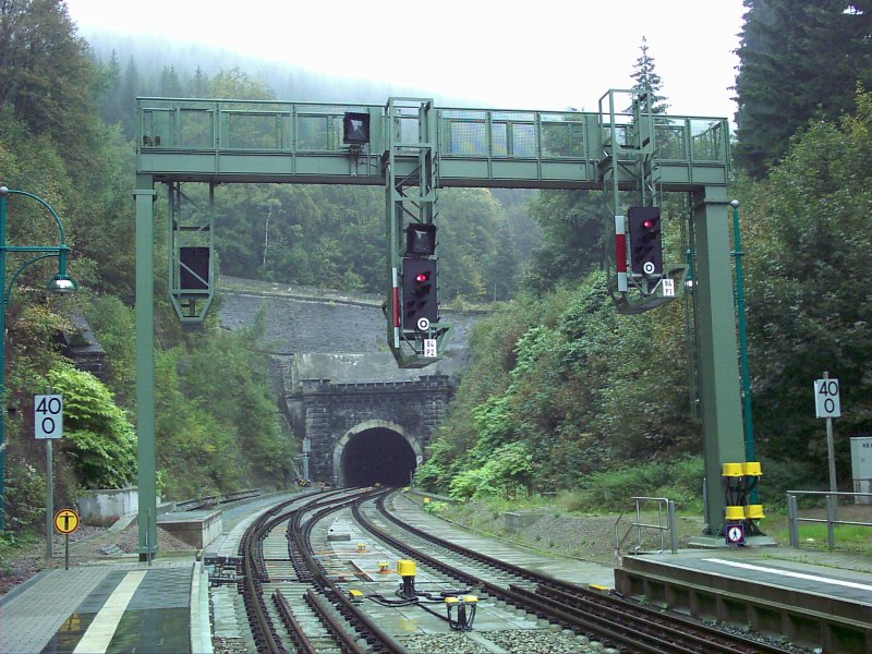 Signalbr�cke im Bahnhof Oberhof in Richtung Gehlberg, im Hintergrund die Einfahrt in den Brandleitetunnel. Aufgenommen am 26.09.1006.