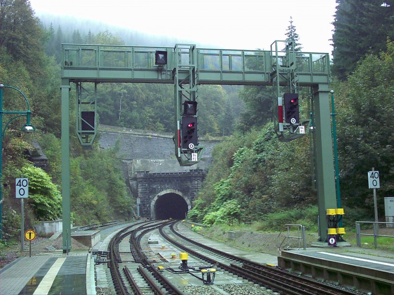 Signalbrcke im Bahnhof Oberhof in Richtung Gehlberg, im Hintergrund die Einfahrt in den Brandleitetunnel. Aufgenommen am 26.09.1006.