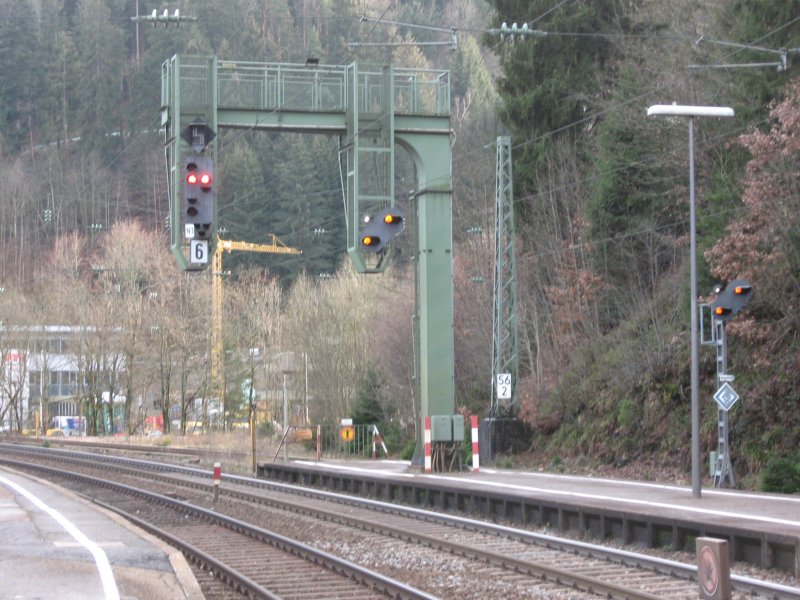 Signalbr�cke im Bahnhof Triberg (schwarzwaldbahn)gen Konstanz am 7.1.07