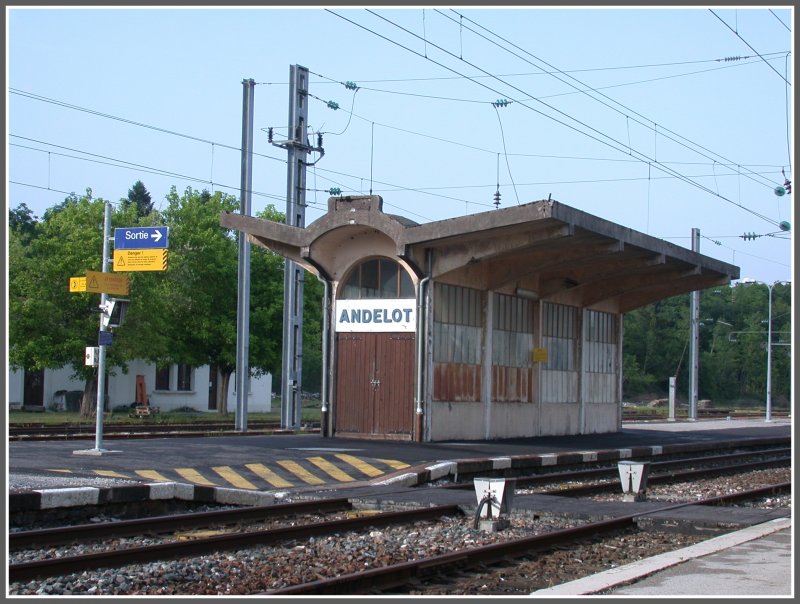 Signalisierter, ebenerdiger Personenbergang aufs Mittelperron in Andelot. (05.06.2007)