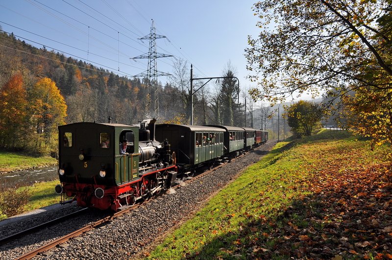 Sihlwald - Der Sonderzug mit der  Schnaaggi-Schaaggi  kommt zurck aus Sihlbrugg. In einer Stunde beginnt die zweite und letzte Sonderfahrt der Zrcher Museums-Bahn an diesem sonnigen Herbstsonntag. 26.10.2008