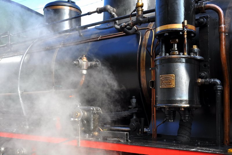 Sihlwald - Detailaufnahme der E 3/3 Nr. 5  Schnaaggi-Schaagi . Der Name  Schnaaggi  bedeutet anscheinend Schnecke und  Schaagi  der Rufname eines Lokfhrers. Wer es genauer weiss, kann mir gerne antworten. 26.10.2008 