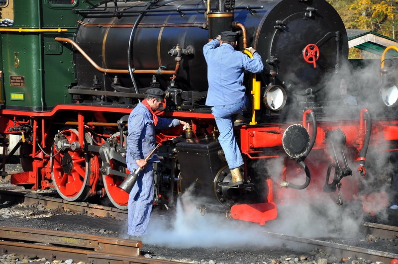 Sihlwald - Die Oelkanne wird immer gebraucht fr eine Dampflok, hier fr die E 3/3 Nr.5  Schnaaggi-Schaaggi . 26.10.2008