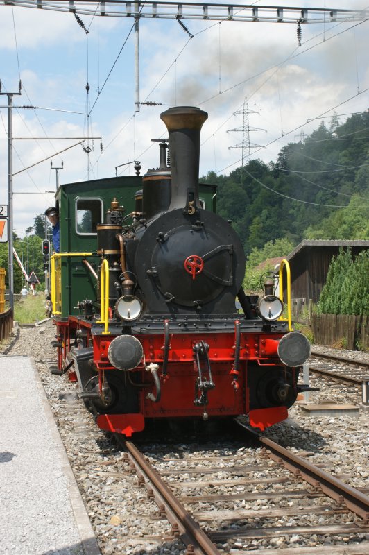 Sihlwald -  E 3/3 Nr.5 bei der Einfahrt in den Bahnhof. 31.05.2008