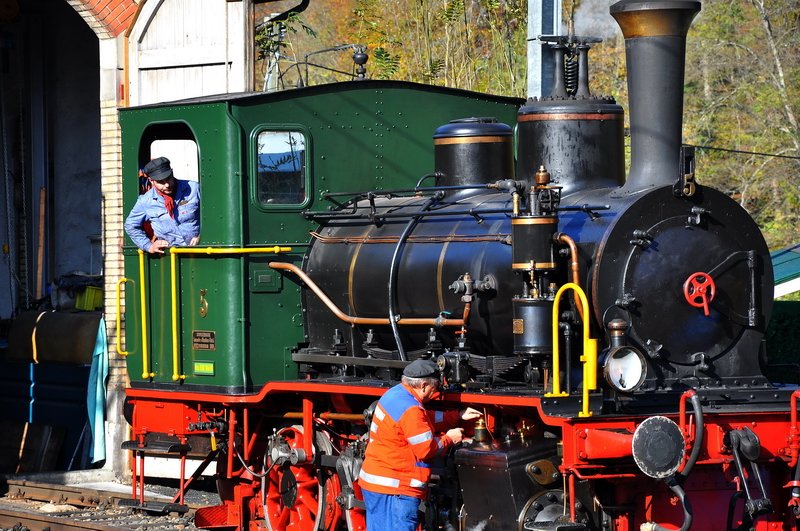 Sihlwald - Lokfhrer Rolf Aschwanden wartet, dass sein Kollege mit den Arbeiten fertig wird, denn in gut 15 Minuten beginnt die zweite Tour nach Zrich-Wiedikon. 26.10.2008