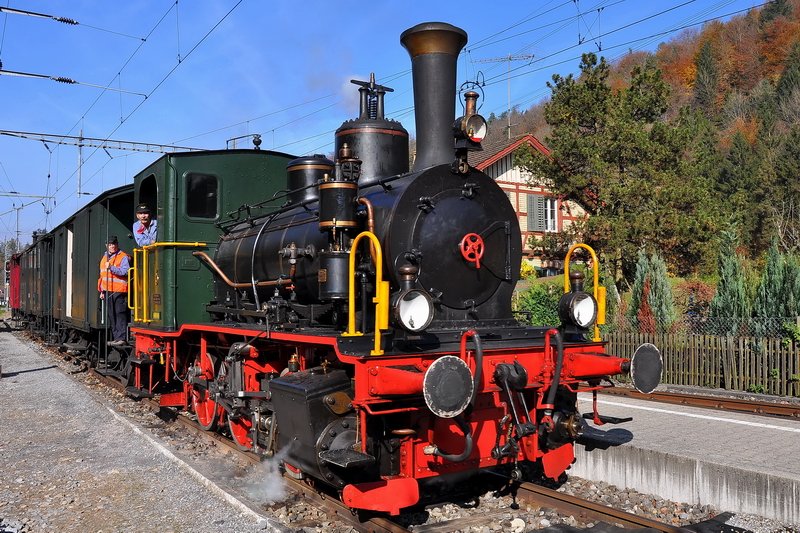 Sihlwald - Pnktlich auf die Minute um 12:40 Uhr ist der Dampfsonderzug der Zrcher Museums-Bahn (ZMB) wieder zurck. Fr die vielen Fahrgste war es sicher ein aufregendes Vergngen. 26.10.2008