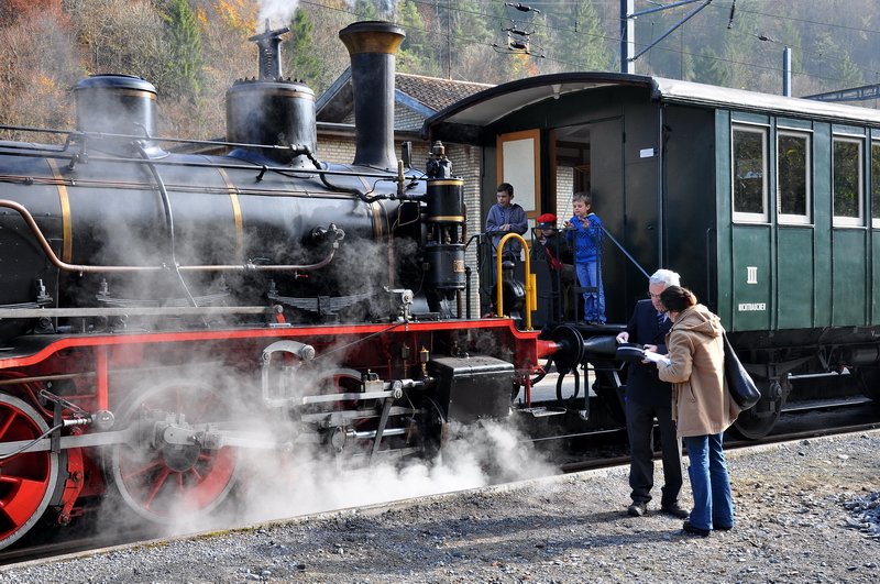 Sihlwald - Wenige Minuten vor der Abfahrt notiert sich eine Zeitungsreporterin die genauen An- und Abfahrtszeiten des Tages und die Kinder warten, dass es endlich los geht. 26.10.2008
