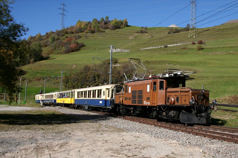  Silberberg-Express  Landquart/Chur/Preda/Davos-Monstein/Landquart mit Krokodil Ge 6/6 I 414 und AS1141 + B2111 + AS1142 + D4051 hier in Alvaneu am 13. Oktober 2007.