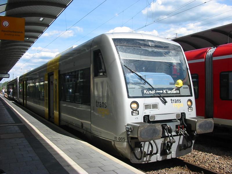 Silberner Triebwagen der Baureihe 650 der Transregio steht in Kaiserlautern und wartet auf sein Abfahrt nach Kusel.