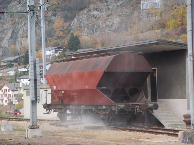 Silowagen der SBB bei der Entladung in Brig am 6.11.2007