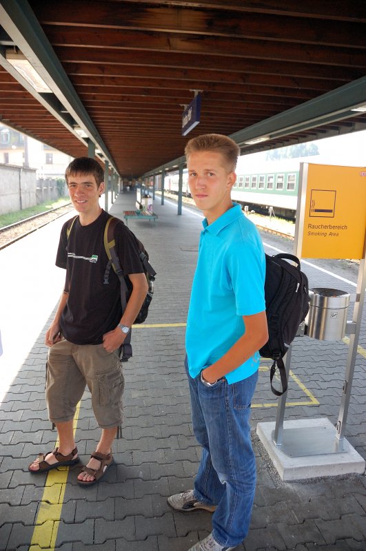 Silvan Wyss und Martin Respondek vergrern erneut die Gruppe der Bahnbilder.de-Treffteilnehmer in Lindau am 30. August 2008. 