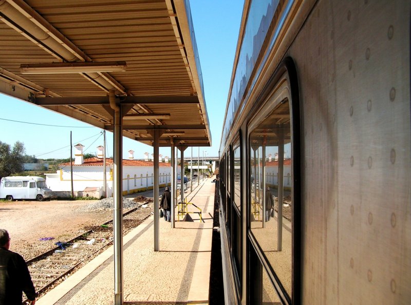 SILVES (Distrikt Faro), 02.02.2005, der weit von der Stadt entfernt liegende Bahnhof Silves; aus dem Zug in Richtung Portimão fotografiert