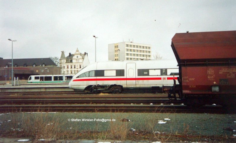 Sinnbild f�r die Eisenbahn in Hof seit je her:

Nahverkehr, Fernverkehr und G�tertransporte auf einem Bild.

Aufgenommen im Fr�hjahr 2004 mit Kohlenzug und Diesel-ICE und einem Vogtlandbahn-Tw hinten links.