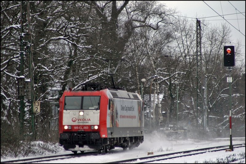 Sir Reiner trgt Werbung: 185-CL 003  Dieser Zug braucht Sie!  ist solo in Richtung Duisburg unterwegs.
