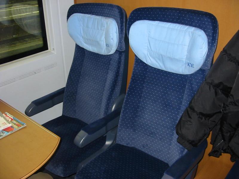 Sitze eines Redesignten ICE1 habe es leider nicht besser hin bekommen weil der Zug so voll war.