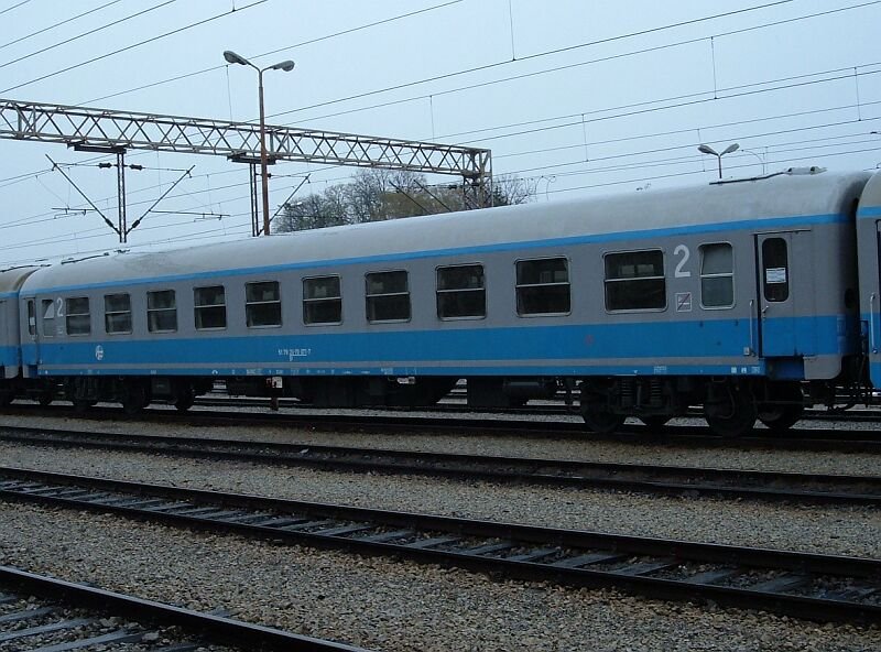 Sitzwagen 2.Klasse der Hz im April 2006 im Bahnhof Zagreb Gl.kol.