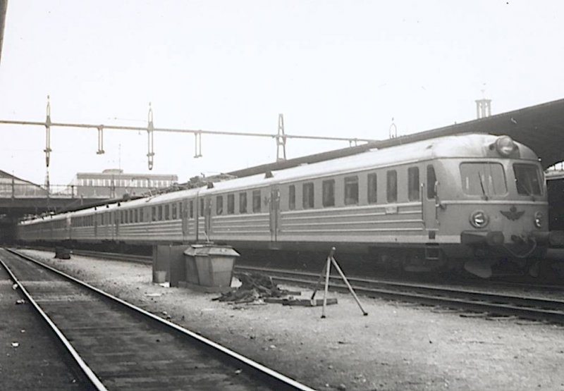 SJ - Elektrischer Triebzug Reihe Xoa5 - Diese Reihe war in 50. und 60. Jahren in Sdschweden in Betrieb, als Schnellzug mit Zuschlag, z.B. Malm-Stockholm - Gteborg-Stockholm. Spter dann auf andere Linien. Foto J.J. Barbieux - Stockholm C - 07/1961