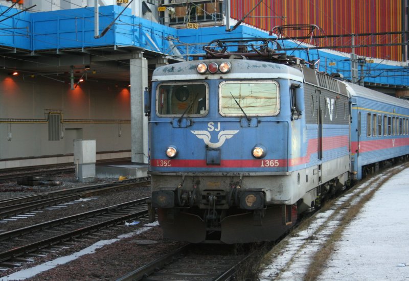 SJ Rc6 1365 (Umbau aus Rc5) vor Regionalzug nach Upsalla am 15.12.2008 im Bahnhof Stockholm C.