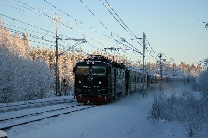 SJ Rc6 1415 mit IC81 (Duved - Stockholm) am 3.1.2009 bei Ovansj.
