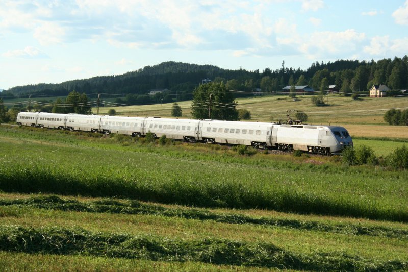 SJ X2 2003 auf dem Weg nach Sundsvall -> Stockholm am 30.7.2008 in Storboda.