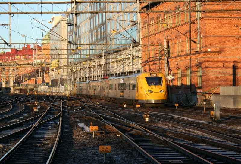 SJ X3 7 des Arlana Expresses bei der Einfahrt am 15.12.2008 in den Bahnhof Stockholm C.
