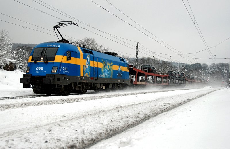Skandinavische Verh�ltnisse herrschten am 31.01.2009 im tiefverschneiten Tullnerbach-Pressbaum vor. Dazu passend bringt die  1116 029  EM Schweden  den ARZ 15862 von Wien Westbf. nach Innsbruck Hbf. 